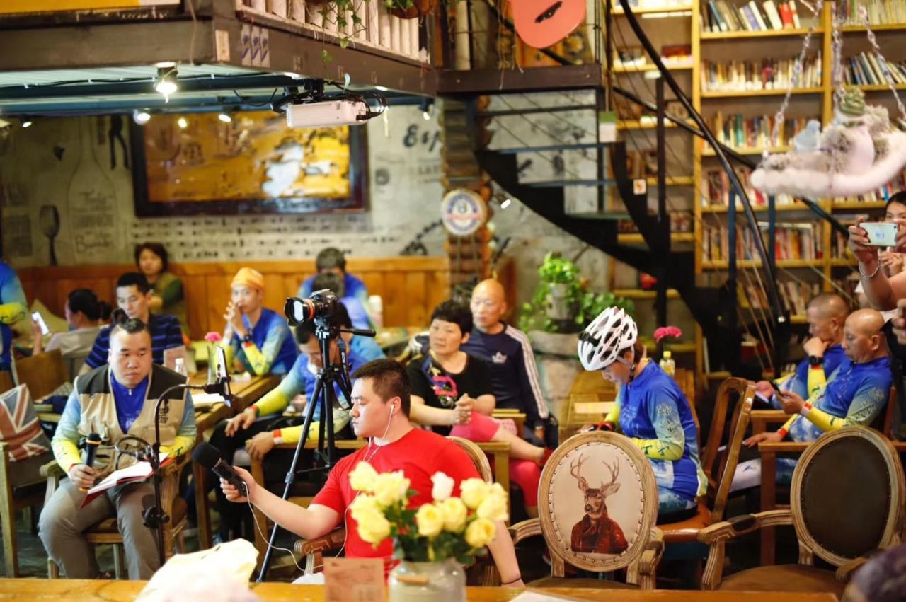 Chengdu Dreams Travel International Youth Hostel Exterior photo